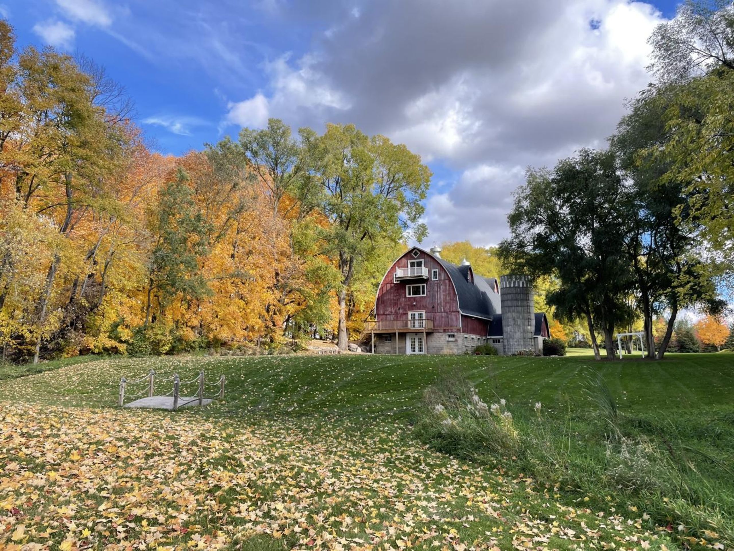 barn-fall-colors-mn.JPEG